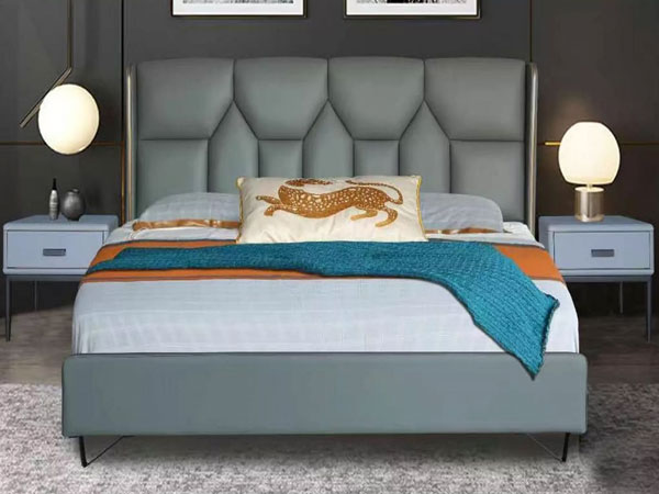 Какие меры предосторожности следует соблюдать при уходе за кроватью с кожаной обивкой?